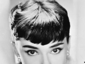 奥黛丽赫本的家庭背景,名媛世家出身，优雅人生传奇